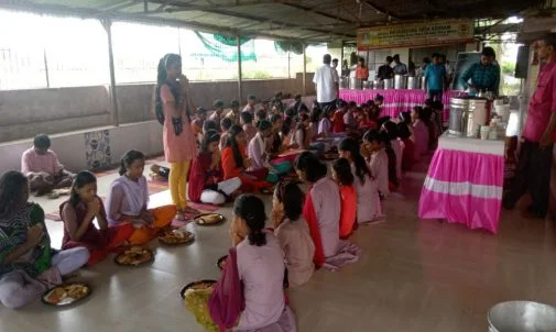 An Annadaan meal at Navajeevan Seva Trust